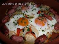 Patatas con pimientos, huevos y salchichas (horno)
