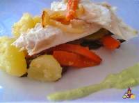 Lubina al horno con verduras, receta de pescado fácil  