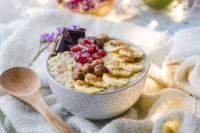Desayunos veganos: porridge de avena con fruta  