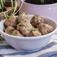 
Albóndigas con manzana en salsa de almendras  