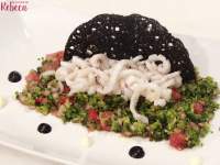   Cous cous de brócoli con calamares enrollados y crujiente de su tinta