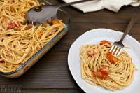   Espaguetis con queso feta y tomates cherry asados