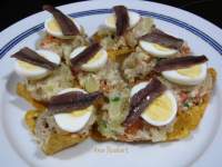   CRUJIENTE DE MAÌZ CON ENSALADILLA, HUEVOS DE CODORNIZ Y ANCHOA  