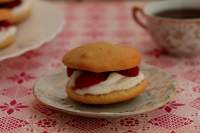 
Bizcosandwich o whoopies de almendras con frambuesas sin azúcar  