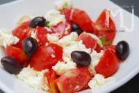   ENSALADA DE TOMATE RAF, MOZZARELLA Y KALAMATA