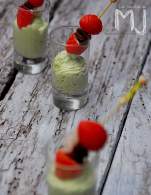   CHUPITOS DE AGUACATE CON FRESAS Y JAMÒN DE PATO