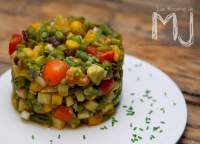 TIMBAL DE JUDÍAS CON FRUTAS, ENCURTIDOS Y NUECES