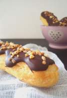 Éclairs de crema de turrón y crujiente de chocolate