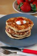 Tortitas ligeras de avena y quark con fresas para el Martes de Carnaval