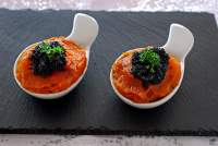 Canapés en cucharita de calabaza con caviar vegano...