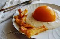 Y DE POSTRE... HUEVOS FRITOS DE MELOCOTÓN CON PATATAS DE MANZANA