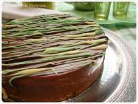 Se me ocurrió hacerle una Tarta de Obleas, rellena de Nutella, decorada con barquillos (o también llamados canutillos) de chocolate con leche y blanco. Con bolitas de