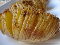 Cortarlo en rebanadas finas y espolvorear con unas escamas de sal y un poco de romero seco. Acompañarlo de unas patatas al horno hasselback