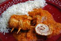Rollitos de pollo rellenos de jamón y queso en salsa