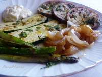 / Verduras y espárragos a la plancha con aliño de queso y cebolla caramelizada