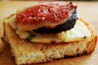   MONTADITOS DE PAN DE PAYÈS CON ROQUEFORT E HIGOS