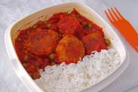 Albóndigas de soja en salsa de tomate con arroz - Comida para llevar {Ventanas Verdes}