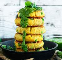 Samosa de pastel de patata con Chutney verde