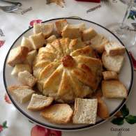 QUESO CAMEMBERT EN HOJALDRE CON MERMELADA DE FRAMBUESA Y NUECES