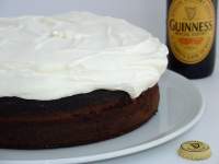 Ya tenía publicada en el blog la versión más Nigella de esta tarta, por así decirlo, con su cobertura de queso crema imitando la espuma de la guinness (