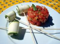   TARTAR DE TOMATE CON ENROLLADOS DE QUESO DE NUECES A LA PIMIENTA