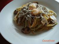   Espaguetis con gambas, champiñones y gulas