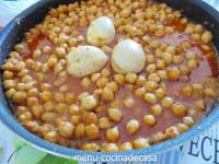   GARBANZOS  CON  HUEVOS  DUROS