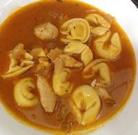 Sopa de tortellini de queso con salsa Napolitana