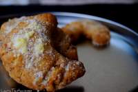   Galletas de avellana con forma de croisant.