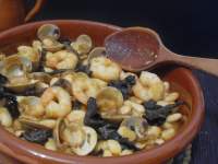 Paprika En La Cocina: Judías blancas con gambas, almejas y trompetas de la muerte / Mongetes amb gambes, cloïsses i trompetes negres